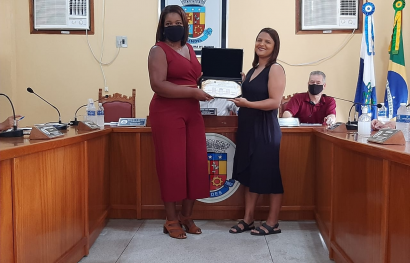 Entrega de Moção de Aplausos a Servidora Municipal Ingrid - Intérprete de LIBRAS